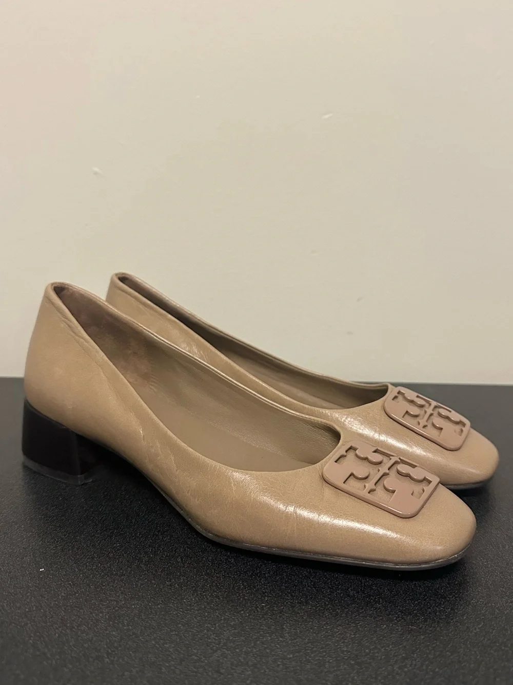 Tory Burch Georgia Pump Almond Tan Size 7 Office Work Career Logo Leather